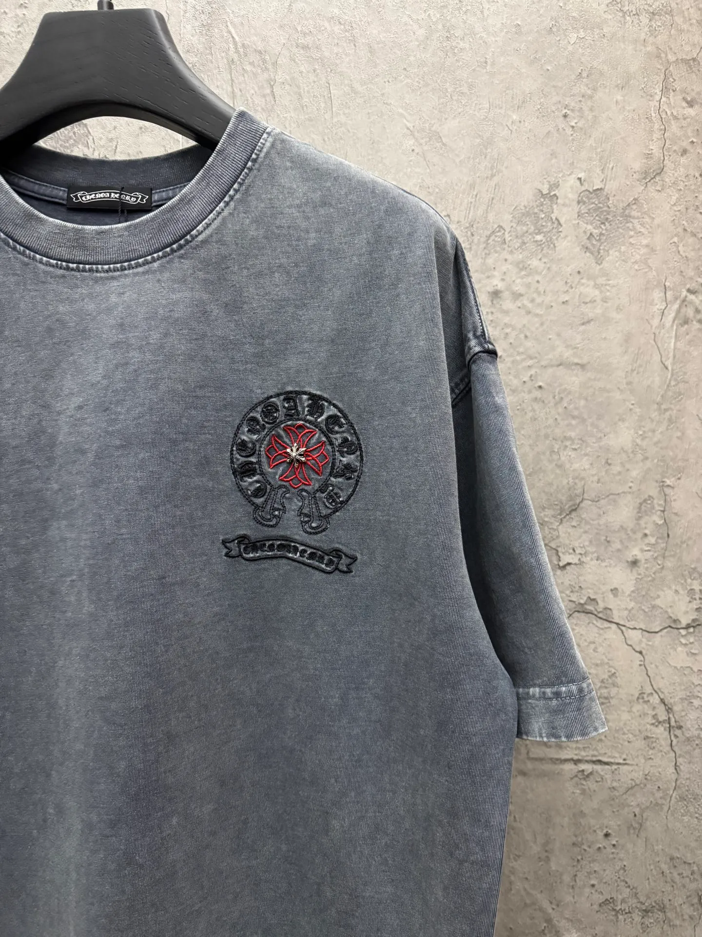 P230 top version, real shot without P, ​​different from market currency) 𝗖𝗵𝗿𝗼𝗺𝗲 𝗛𝗲𝗮𝗿𝘁𝘀/Cro Heart 2026 Spring New Original Single Counter American Washed 3D Three-dimensional Embroidered Couple Short Sleeves 👑The highest version! Customized fabric 320 grams, washed and fried. Best-selling model at the counter. Very comfortable to wear. Accessories: Original molded and authenticated collar label➕100% silk wash label. Genuine purchase-grade original hangtag➕matching hanging rope➕3D hanging beads➕original packaging bag. Craftsmanship: The original version has consistent wiring! The highest version of the armhole matching technique! Color: Gray Black Size: S M L XL Style No.: 6608